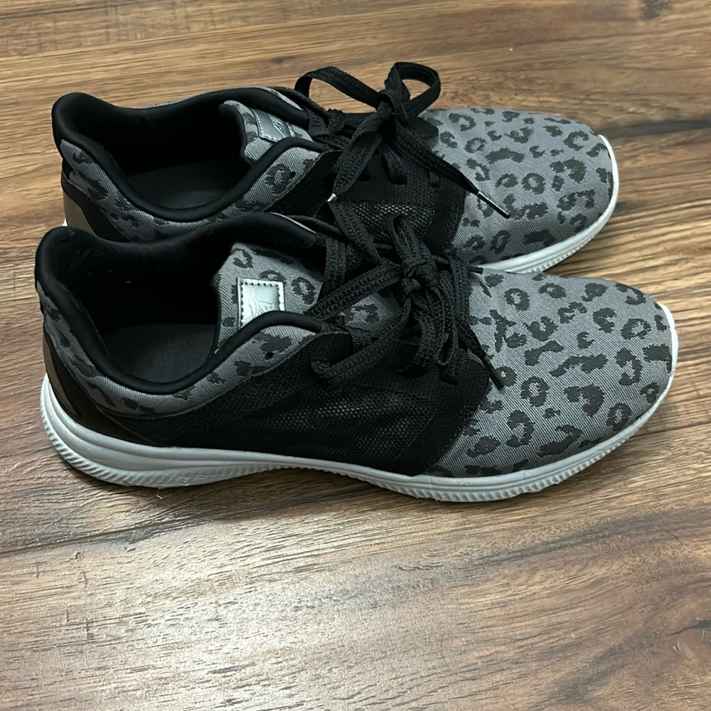 Avia tennis shoes (cheetah print)
